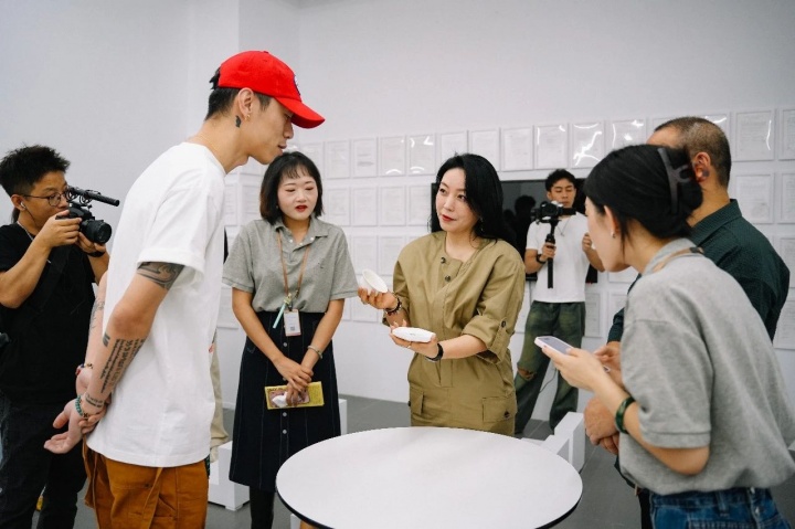 老城根G Park董事长
时爱丽(左4)
“出壳:西安老城根艺术场”展览现场
西安老城根G park,2024
老城根G Park董事长
时爱丽(左4)
“出壳:西安老城根艺术场”展览现场
西安老城根G park,2024