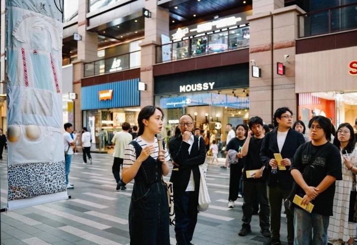 尹秀珍《旗帜》50×288cm 装置、丝线、穿过的衣服 2024
尹秀珍《旗帜》50×288cm 装置、丝线、穿过的衣服 2024