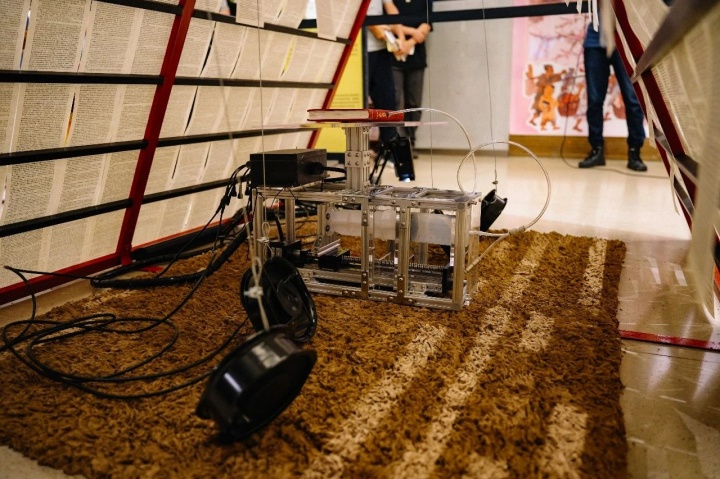 康靖《心所》300×300×250cm
雕塑泥、书、电机 装置 2024
康靖《心所》300×300×250cm
雕塑泥、书、电机 装置 2024