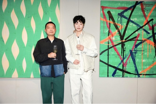 艺术家周建军与收藏其作品的青年收藏家
艺术家周建军与收藏其作品的青年收藏家