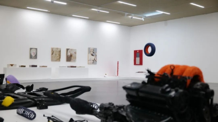 伍伟个展“野人的索引”
坪山美术馆展览现场,2024
伍伟个展“野人的索引”
坪山美术馆展览现场,2024