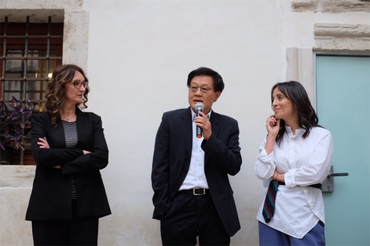 主持人吕澎(左二)开幕式致辞
主持人吕澎(左二)开幕式致辞