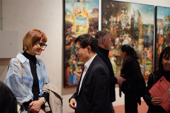 策展人吕澎与特邀嘉宾交流
策展人吕澎与特邀嘉宾交流