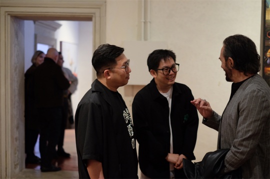 艺术家张钊瀛与意大利艺术家Michele Tombolini交流
艺术家张钊瀛与意大利艺术家Michele Tombolini交流