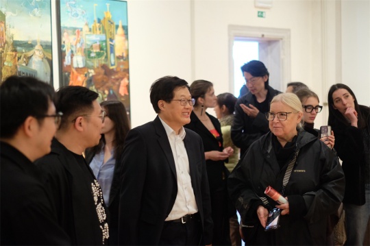 艺术家张钊瀛,策展人吕澎与观众交流
艺术家张钊瀛,策展人吕澎与观众交流