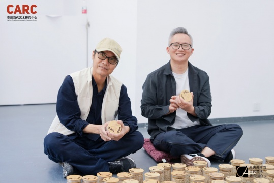 策展人王春辰、艺术家杨烨炘
策展人王春辰、艺术家杨烨炘