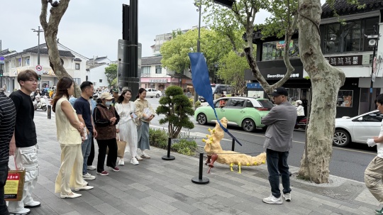 4月24日奥地利艺术家雷德·休默作品落地即被围观
4月24日奥地利艺术家雷德·休默作品落地即被围观