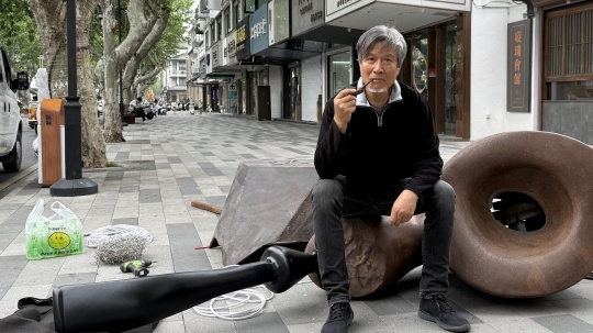 沈建国先生在作品前的合影
沈建国先生在作品前的合影