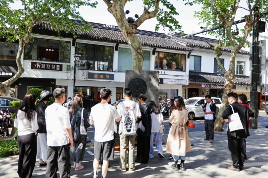 市民参观金明宗作品
市民参观金明宗作品
