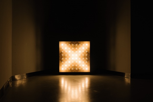 《The Interpreter#2》,新媒体装置(灯光,数控设备,木材),120x120x35cm,2024,Han Lee
《The Interpreter#2》,新媒体装置(灯光,数控设备,木材),120x120x35cm,2024,Han Lee