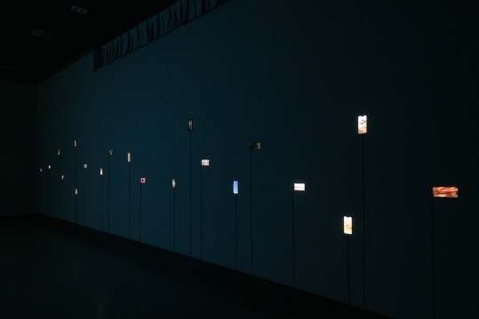 《日常史诗》,视频装置 (慢动作视频、iPhone 手机),尺寸可变,2013-2017,沈凌昊
《日常史诗》,视频装置 (慢动作视频、iPhone 手机),尺寸可变,2013-2017,沈凌昊