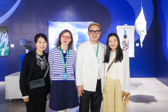 左一：肖戈，左二：玛丽娜·费德洛娃（Marina Fedorova），右一：彭薇，右二：包一峰（ART021联合创始人）

