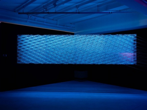 刁娟《坎中满》,亚克力、荧光线,100x400cm(4组),2025
刁娟《坎中满》,亚克力、荧光线,100x400cm(4组),2025