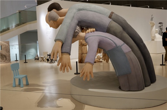 王健烨 《锐角》玻璃钢、泡沫 260x280x230 cm 2025
王健烨 《锐角》玻璃钢、泡沫 260x280x230 cm 2025