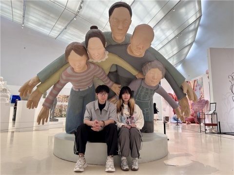 王健烨与同胞胎姐姐(现就读于中央美术学院) 王健烨与同胞胎姐姐(现就读于中央美术学院)