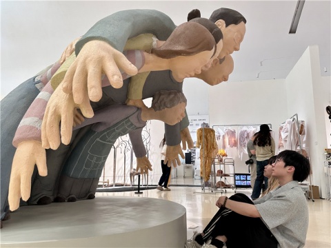 王健烨和姐姐与作品对视
王健烨和姐姐与作品对视