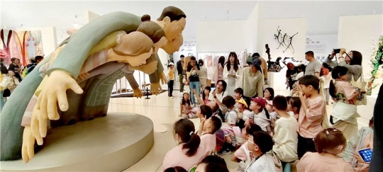 毕业展现场观众与作品互动
毕业展现场观众与作品互动