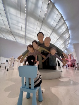 毕业展现场观众与作品互动
毕业展现场观众与作品互动