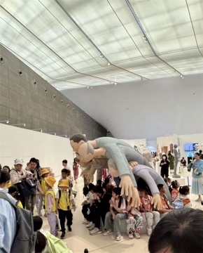 毕业展现场观众与作品互动
毕业展现场观众与作品互动
