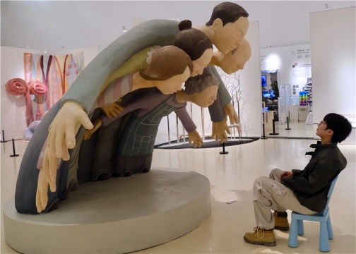 王健烨与作品对视
王健烨与作品对视