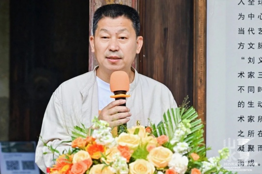十三厝当代艺术馆艺术顾问、著名漆艺艺术家沈克龙发言
十三厝当代艺术馆艺术顾问、著名漆艺艺术家沈克龙发言
