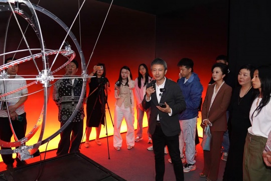 策展人费俊导览
