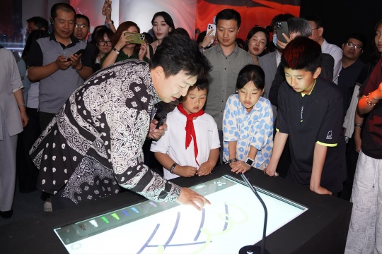 费俊x黄渤：“情绪剧场——情绪艺术体验展”于青岛云上海天艺术中心开展