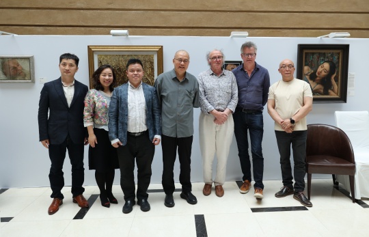 右起：张鸿宾、安东尼·威廉姆斯、安东尼·康诺利、许江、庞茂琨、卢缓、刘双
