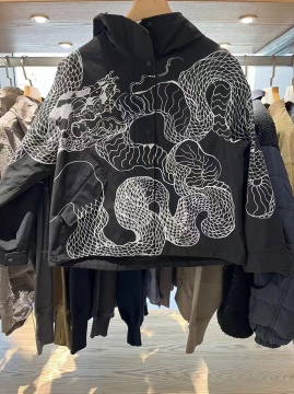 康鹤鸣 手绘服装  丙烯马克笔 2025
