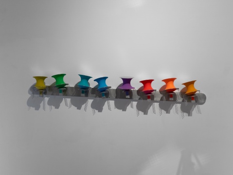 《七个白雪公主和一个小矮人》,张淼,铝结构、丙烯, 51×265×30cm,2024
《七个白雪公主和一个小矮人》,张淼,铝结构、丙烯, 51×265×30cm,2024