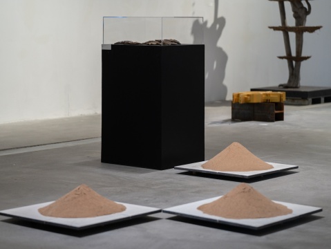前 《沙》,刘建华,陶瓷、耐火材料,340×271×20cm(64×64×20cm/件),2012-2019
前 《沙》,刘建华,陶瓷、耐火材料,340×271×20cm(64×64×20cm/件),2012-2019