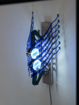 《光滑断面》,共代谢,不锈钢、亚克力、LED灯、树脂,70×50×130cm,2025
《光滑断面》,共代谢,不锈钢、亚克力、LED灯、树脂,70×50×130cm,2025