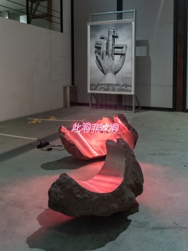 前 《此洞非彼洞 1#》,展望,火山石、不锈钢,霓虹灯,70×55×50cm、85×50×48cm,2025 ©展望工作室,摄影:杨灏
后 《G-MIRAGE002_1600*1100H308_P1#LYF08062024》,李一凡,数字绘画、艺术微喷、裱于纯铝板,160×110cm,3+1AP,2024
前 《此洞非彼洞 1#》,展望,火山石、不锈钢,霓虹灯,70×55×50cm、85×50×48cm,2025 ©展望工作室,摄影:杨灏
后 《G-MIRAGE002_1600*1100H308_P1#LYF08062024》,李一凡,数字绘画、艺术微喷、裱于纯铝板,160×110cm,3+1AP,2024