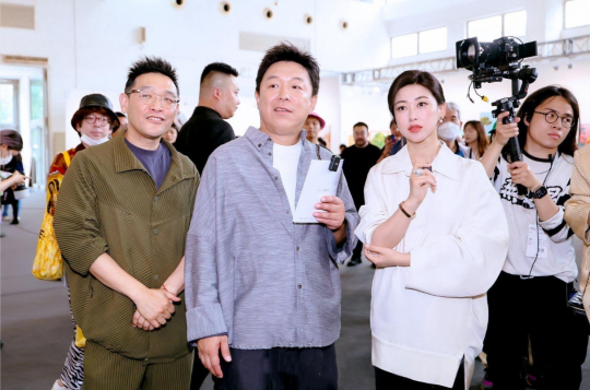 贾伟在北京当代艺博会现场,著名演员黄渤、朱珠亲临现场探展
贾伟在北京当代艺博会现场,著名演员黄渤、朱珠亲临现场探展