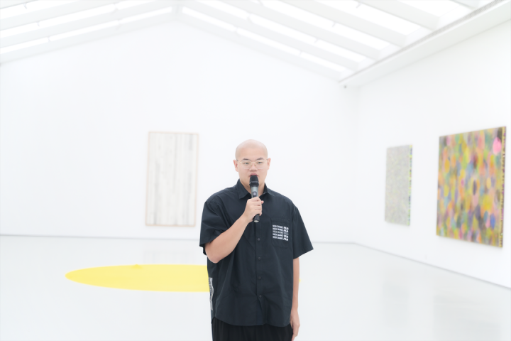 松美术馆馆长丁泽华在开幕式现场
