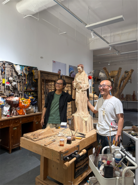 展览现场策展人王春辰（左）与艺术家徐长远
