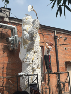 策展人王春辰形象3D打印而成的雕像
