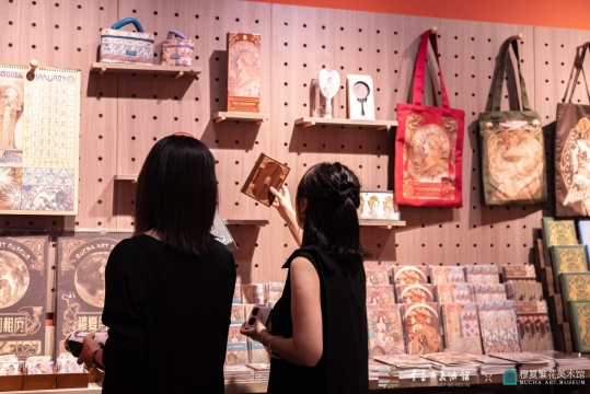 “缪斯的花冠:阿尔丰斯·穆夏的繁花诗篇” 在青岛市美术馆开展 “缪斯的花冠:阿尔丰斯·穆夏的繁花诗篇” 在青岛市美术馆开展
