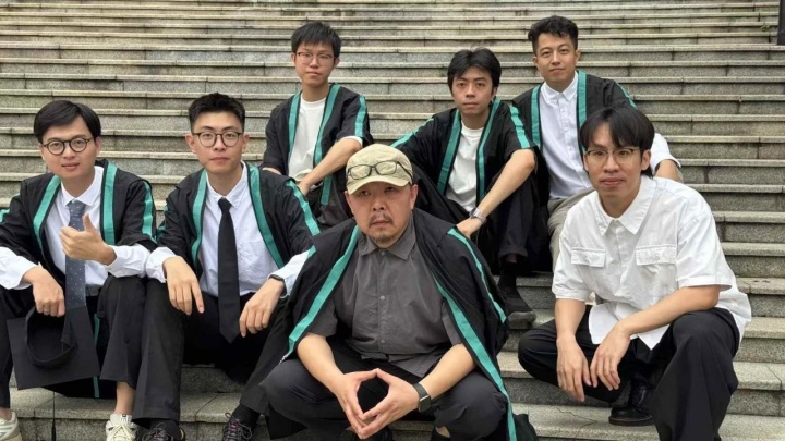 郭定奋（左一）的硕士毕业照，C位是他的指导老师刘庆元
