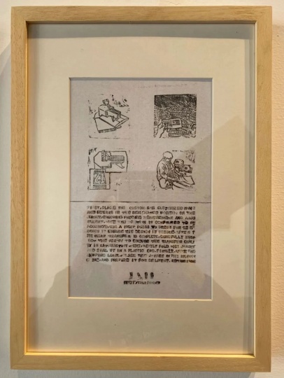 《外贸服装印花转印的生活》 25×35cm×22 

木活字字块、塑料包装袋、亚克力 2024

2024年2月，郭定奋加入一家外贸小作坊，

开始了他的寒假兼职工作。

3月离职。他的工作是取出塑料袋中的球衣，去除防潮纸，

随后将客户定制的名字和号码精准地放置在球衣的指定位置，

反复校准各处位置，确保一切准确无误后，

拉下把手进行12秒的烫印。

烫印完成后，在桌面上仔细检查球衣烫印效果，

确认无误后将其叠好放回塑料袋中。最后，核对快递单上的信息，

确保一致后，将球衣装入快递袋中发出。
