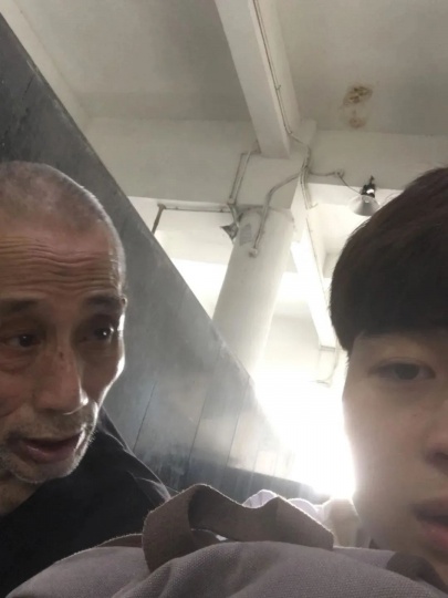 《2019年去看他；2020去的时候发现他不在了》（细节） 照片，2020

“2018年，我在广州的一个客运站偶遇了一位流浪者，

从而开启了一段从陌生到深厚友谊的旅程。

从陌生到熟悉，我们之间发生了许多有趣而难忘的故事。”
