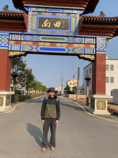郭定奋徒步的最后一天抵达老家南田村

