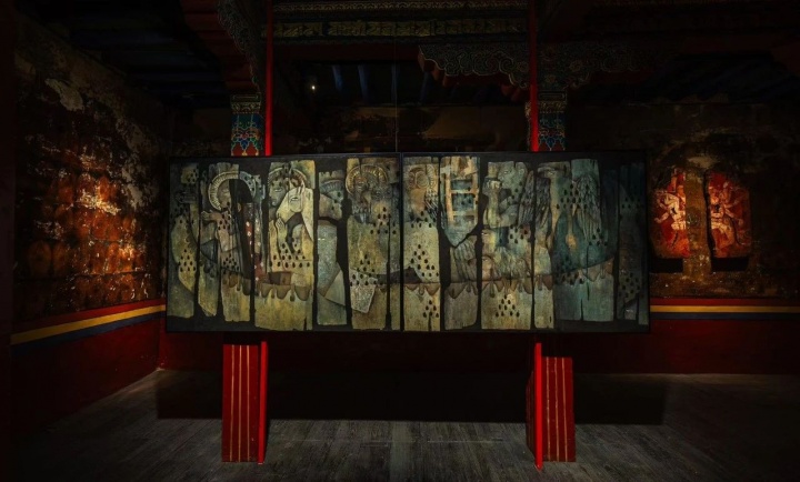 嘎德 《牛皮船上的生灵》 317×120cm 布面矿物颜料 1996
嘎德 《牛皮船上的生灵》 317×120cm 布面矿物颜料 1996