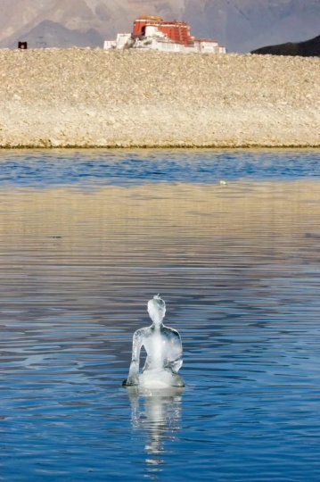 《冰佛》 198×110cm 数码微喷 2006
《冰佛》 198×110cm 数码微喷 2006