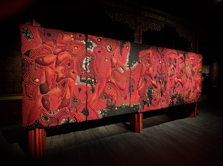 《为人民服务》 160×500cm 佛珠、牦牛绒布 2017
(摄影:罗颖)
《为人民服务》 160×500cm 佛珠、牦牛绒布 2017
(摄影:罗颖)
