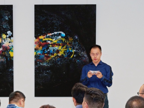 集珍”总策展人潘奕俊先生宣布展览开幕
集珍”总策展人潘奕俊先生宣布展览开幕