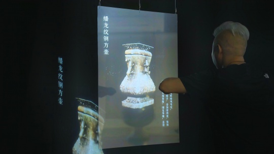乔非凡，《姿态·博古对话》，2025年，动作捕捉，数据库，机器视觉识别，投影。

图片由Mousa缪萨科技文化提供。
