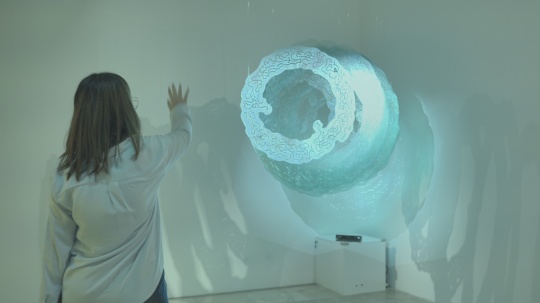 于再冉，《鸟篆•光影之间》，2025年，装置，交互，投影。图片由Mousa缪萨科技文化提供。