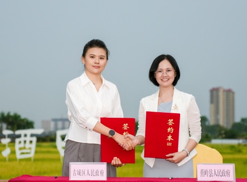 丽江市古城区政府党组成员、副区长唐天浩 (左)和 蕉岭县委常委、县政府党组成员、副县长王映萍(右)
丽江市古城区政府党组成员、副区长唐天浩 (左)和 蕉岭县委常委、县政府党组成员、副县长王映萍(右)
