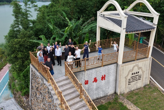 艺术家在白马村石窟河边考察
艺术家在白马村石窟河边考察